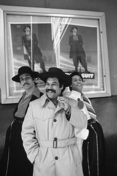 Foto de Luis Valdez con los actores de Zoot Suit