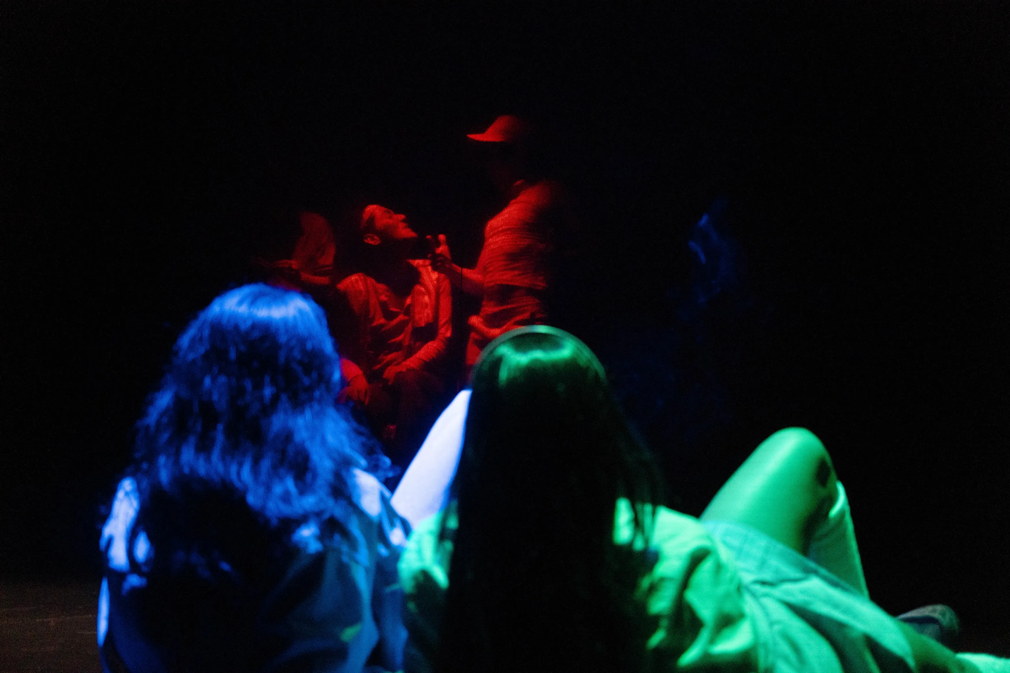 Escena de rumba con luces de colores en «Angelitos empantanados», Teatro Matacandelas