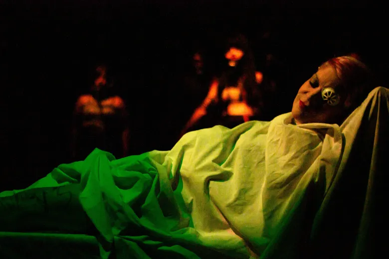 Foto 20 de La chica que quería ser Dios por Esteban Galindo, Teatro Matacandelas
