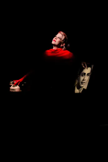 Foto 25 de La chica que quería ser Dios por Esteban Galindo, Teatro Matacandelas