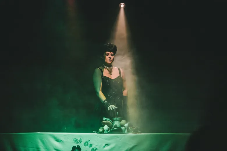 Foto 11 de La chica que quería ser Dios por Farley Giraldo, Teatro Matacandelas