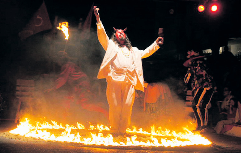 Escena de Obra: Las tres preguntas del diablo enamorado