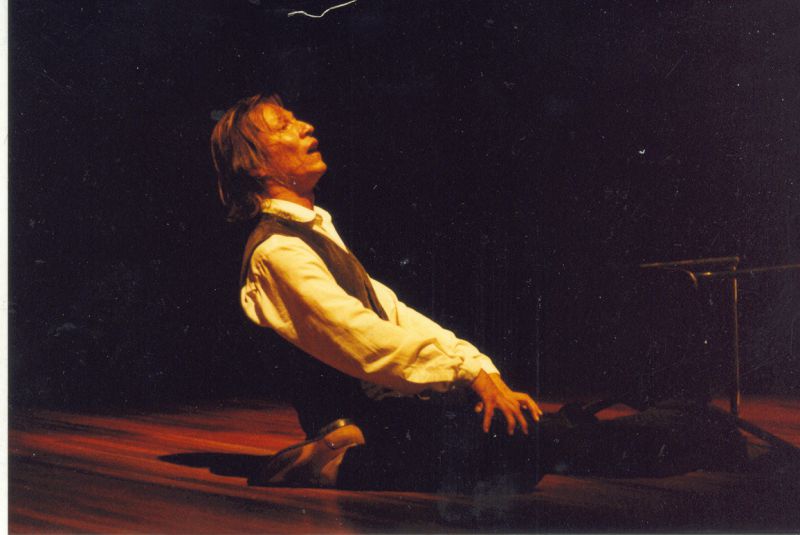 Jorge Iván Grisales durante una representación teatral