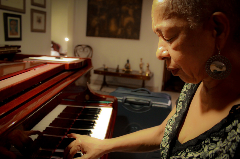 Teresita Gómez al piano