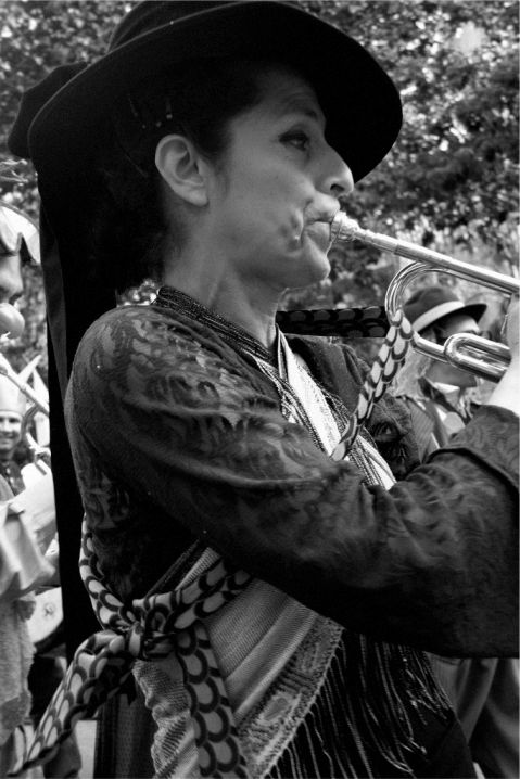 Chava tocando trompeta
