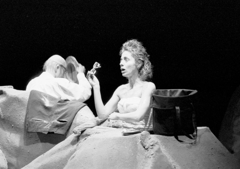 Chava actuando en Los bellos días de Samuel Beckett