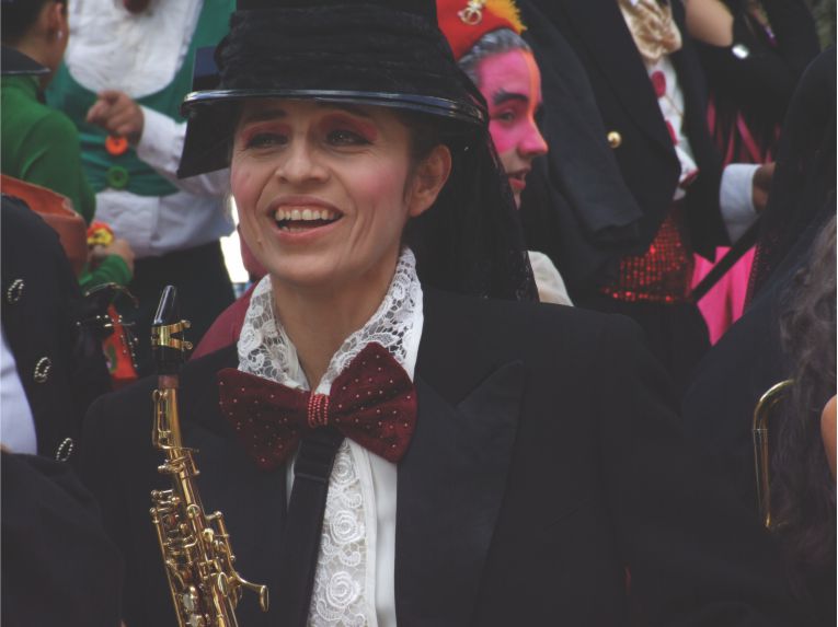 Chava tocando Saxofón