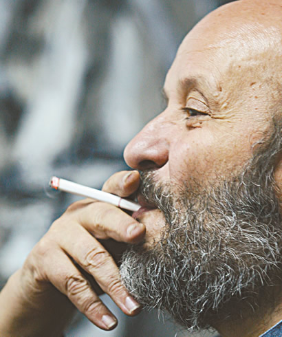 Luigi Maria Musati - foto de perfil y fumando.
